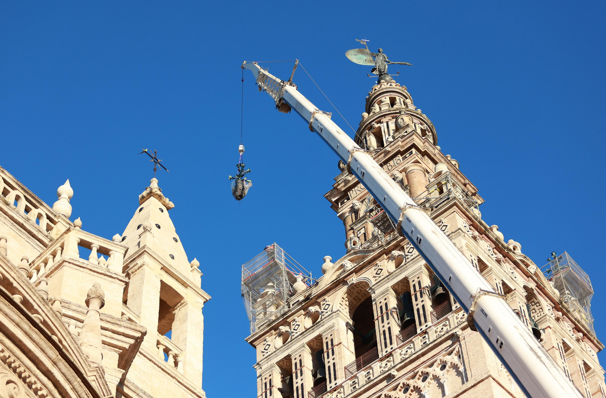 La azucena desprendida está integrada en el remate renacentista que se encontraba pendiente de la licencia municipal para la restauración