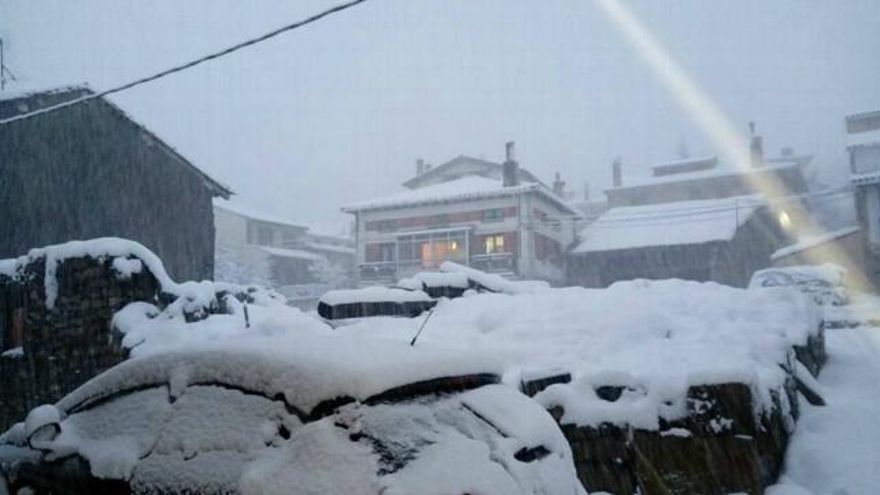 Se aprecia el grosor de la nieve en Priori esta tarde. / Foto Chente Prioro