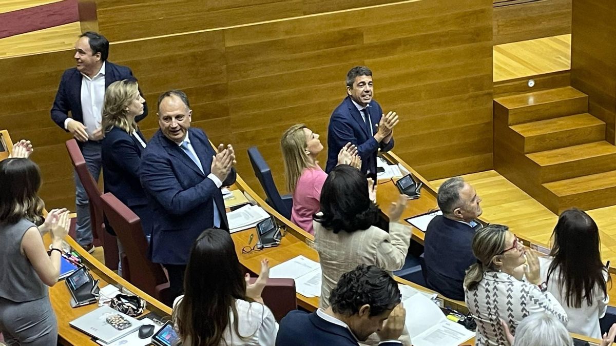 El president Carlos Mazón aplaudeix després de l'aprovació dels pressupostos.