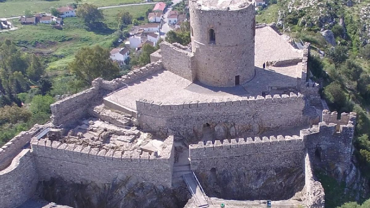 Construido en el siglo VII, este castillo vivió su máximo esplendor un siglo más tarde y desde su cerro se sigue divisando la costa africana
