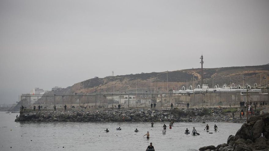 Varios migrantes intentan cruzar a nado la frontera, a 31 de julio de 2026, en Ceuta (España).  La ciudad autónoma de Ceuta ha amanecido con numerosas personas que seguían entrando desde Marruecos a primera hora de esta mañana después de una madrugada en
