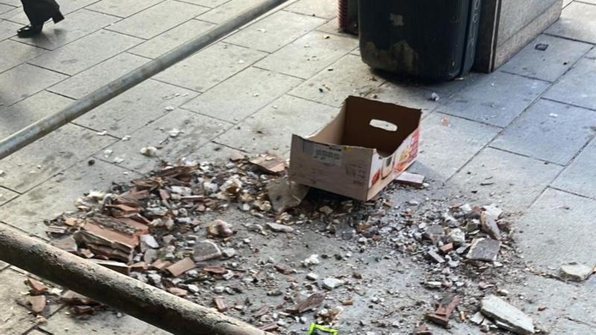 Escombros caídos en los soportales de Gran Vía