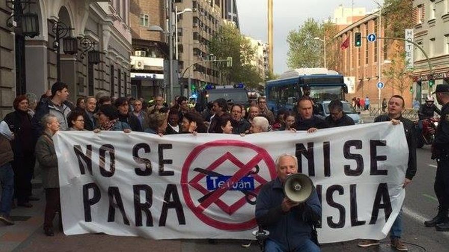 Manifestación contra el plan de Cifuentes de cierre de la Linea 1 de Metro en 2016