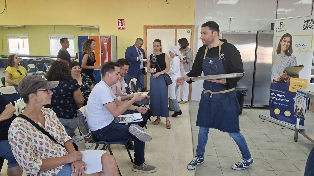 Asistentes durante la degustación de una de las recetas