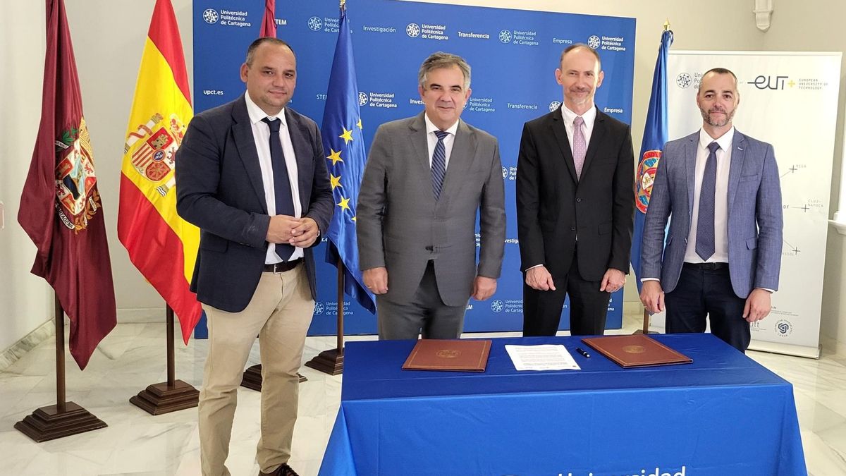 El consejero de Medio Ambiente, Universidades, Investigación y Mar Menor, Juan María Vázquez, junto con el rector de la Universidad Politécnica de Cartagena, Mathieu Kessler, y los directores general de Universidades e Investigación y Medio Ambiente.