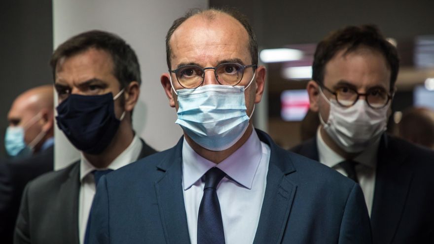 El primer ministro francés Jean Castex (C), acompañado por el ministro de Solidaridad y Salud Olivier Veran.