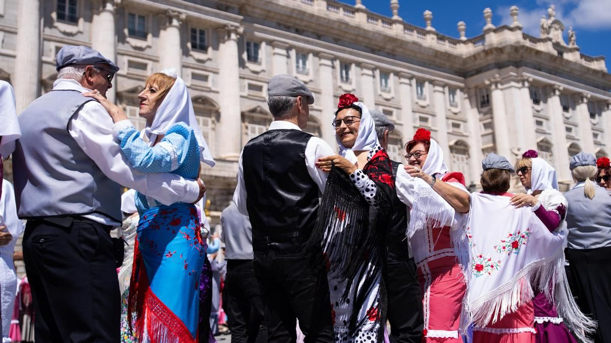 Chulapos bailando chotis frente al Palacio Real de Madrid durante las fiestas de San Isidro 2025