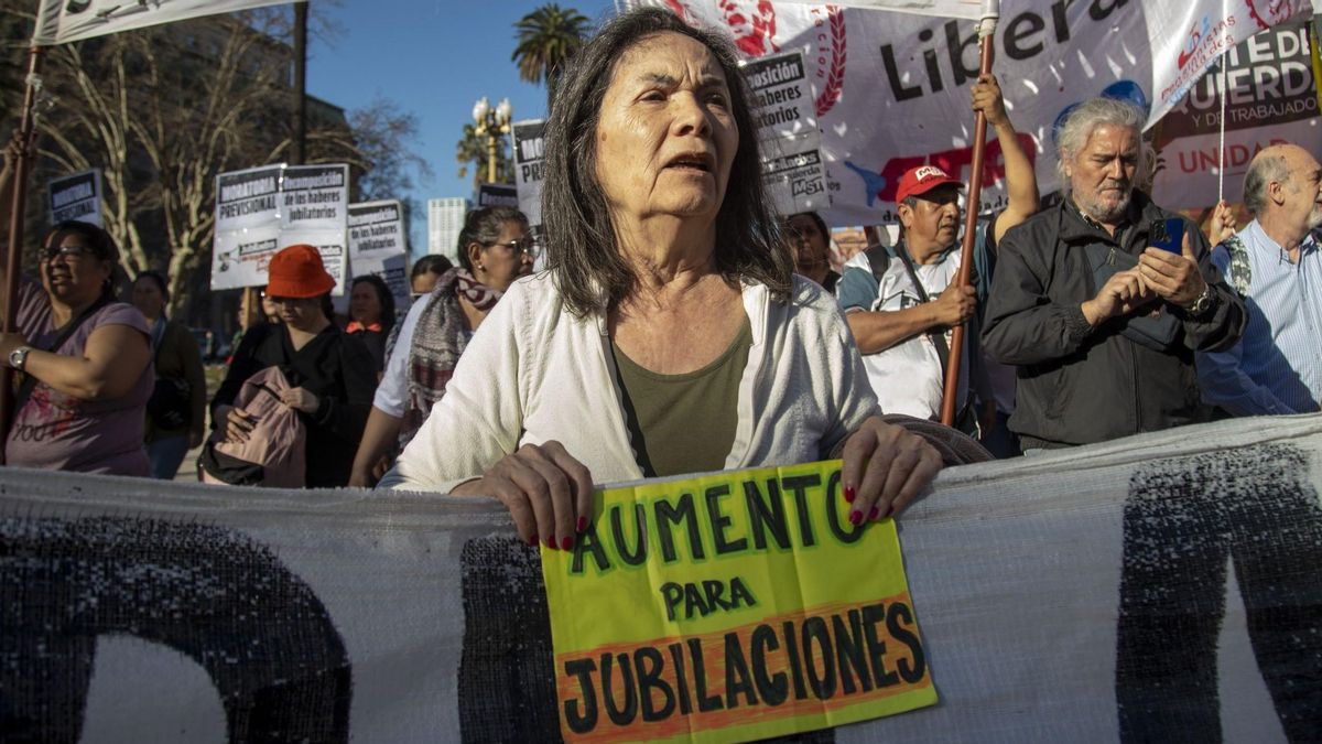 Este 2025, el Día del Jubilado y la Jubilada se celebra en un contexto complejo por la motosierra de Milei a los haberes y las marchas recurrentes en reclamo de aumentos.