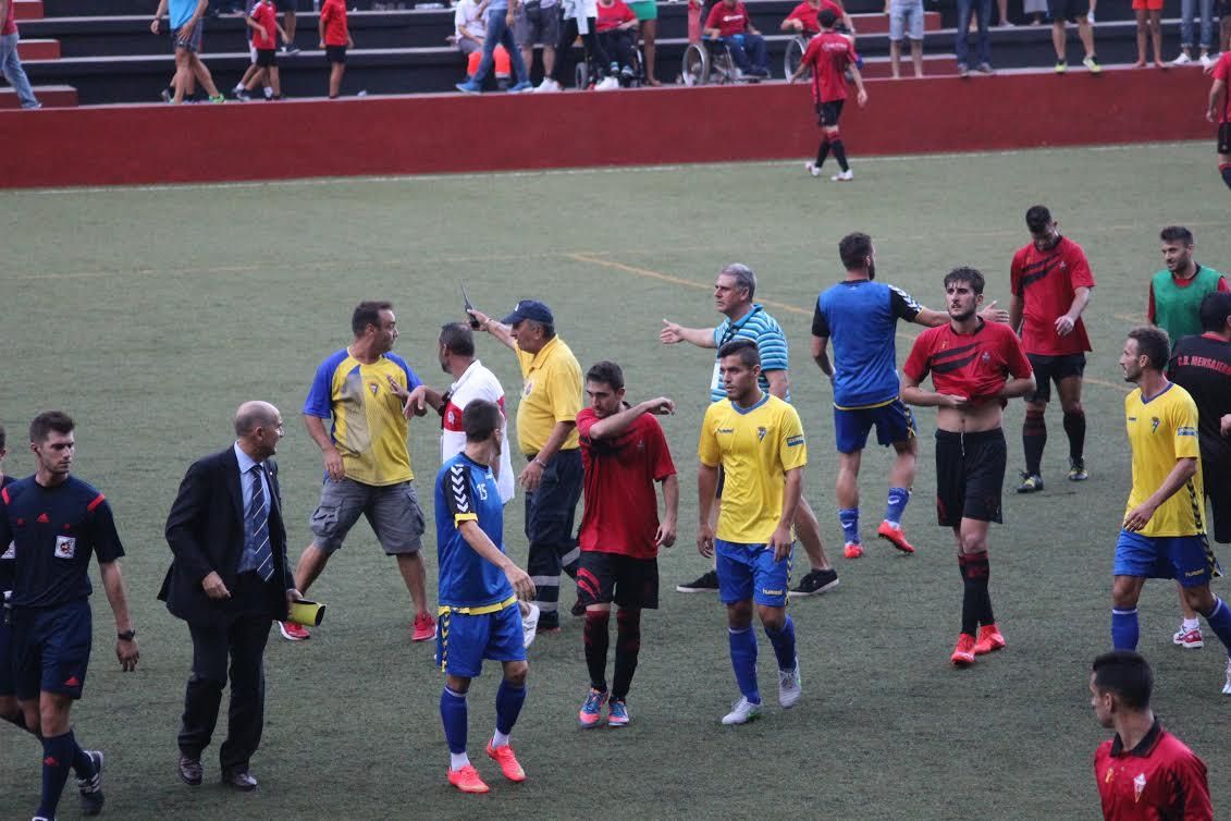 Los jugadores de ambos equipos, al final del partido. Foto: JOSÉ AYUT.