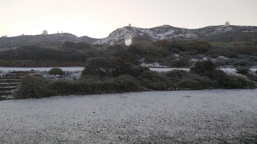En la imagen, entorno del Observatorio Astrofísico del Roque de Los Muchachos, este sábado, cubierto por una fina capa de nieve.
