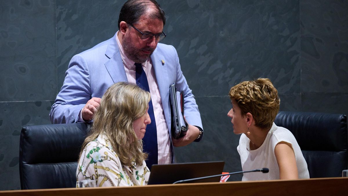 El presidente del Parlamento de Navarra, Unai Hualde (Geroa Bai), con la presidenta socialista de Navarra, María Chivite, este jueves en el pleno del Legislativo foral.