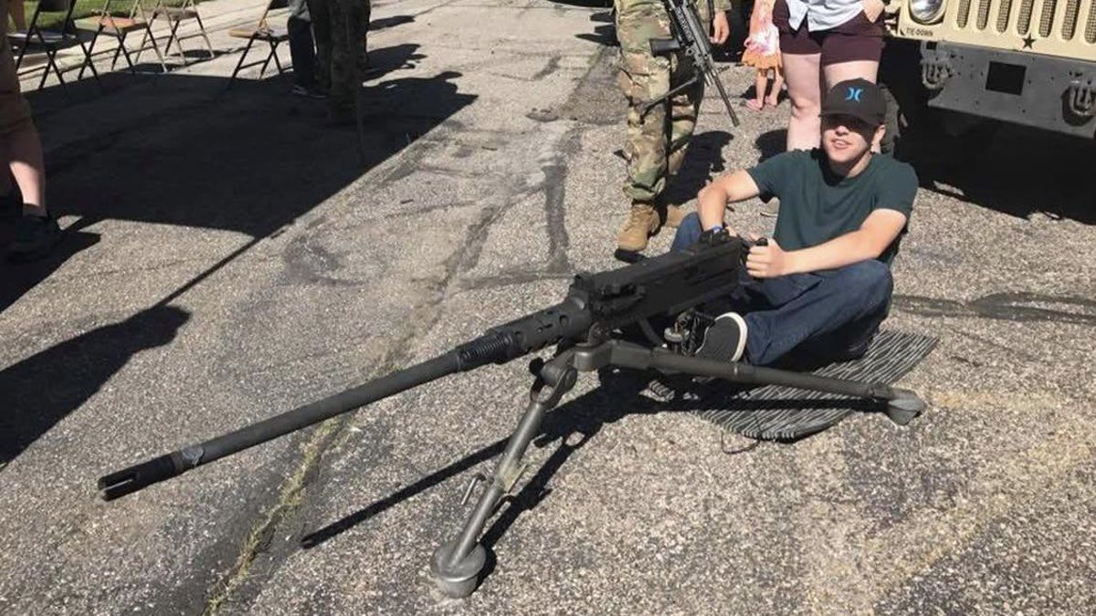 Tyler Robinson, el joven detenido por el asesinato de Charlie Kirk, en una foto antigua empuñando una ametralladora en una feria de armas.
