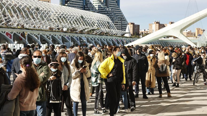 España busca un acelerón en las terceras dosis de la vacuna mientras se multiplican los contagios