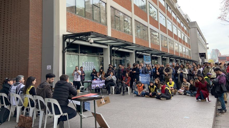 Los científicos argentinos protestan contra los recortes de Milei: "Puede tardar décadas en recuperarse"