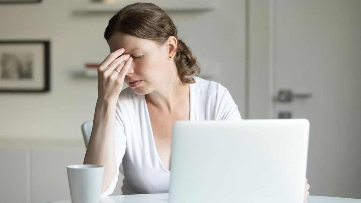 Cuánto tiempo puedes llevar lentillas si trabajas con ordenador, según el óptico Carlos Muñoz: "El material es un factor importante"