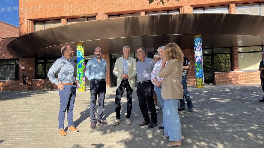 El secretario general del PSOE en Torrelavega, José Luis Urraca, junto a varios concejales socialistas y el secretario general del partido, Pablo Zuloaga, a las puertas del hospital Sierrallana.