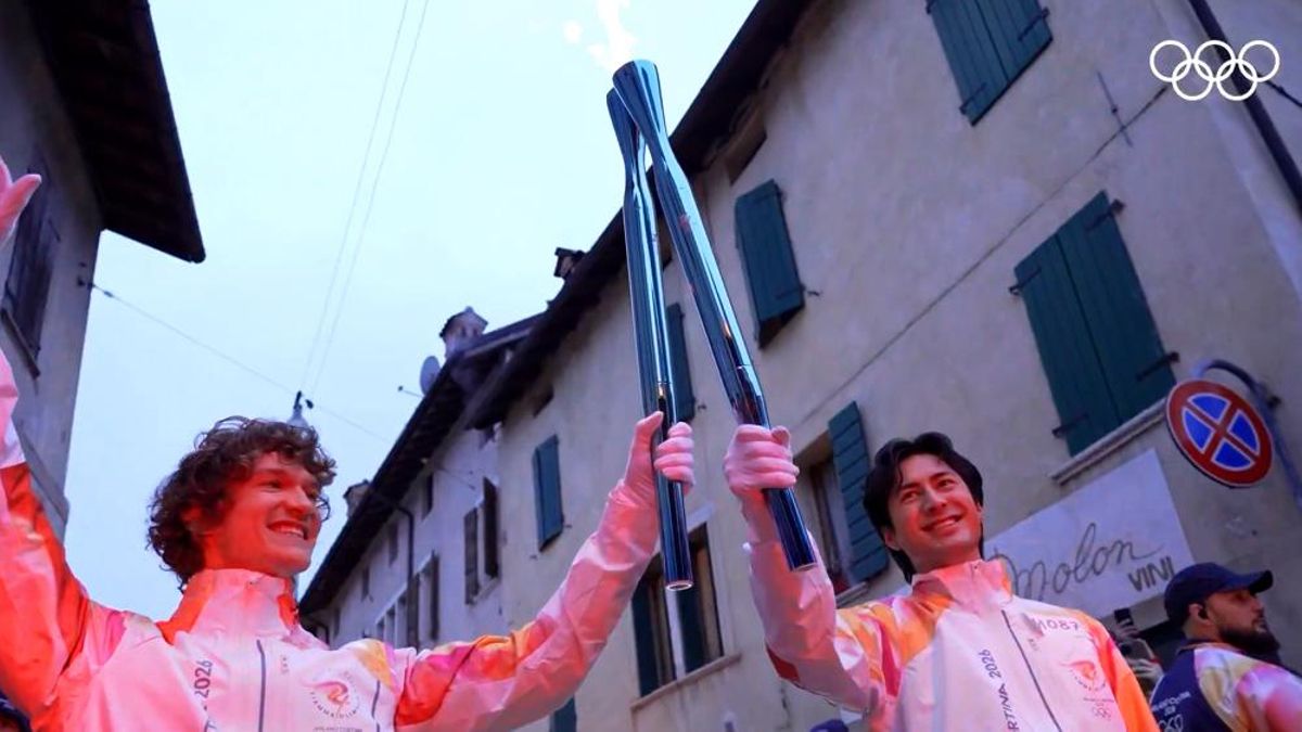 Los actores de la serie 'Heated Rivalry' conquistan Italia portando la antorcha de los Juegos Olímpicos de Invierno 2026