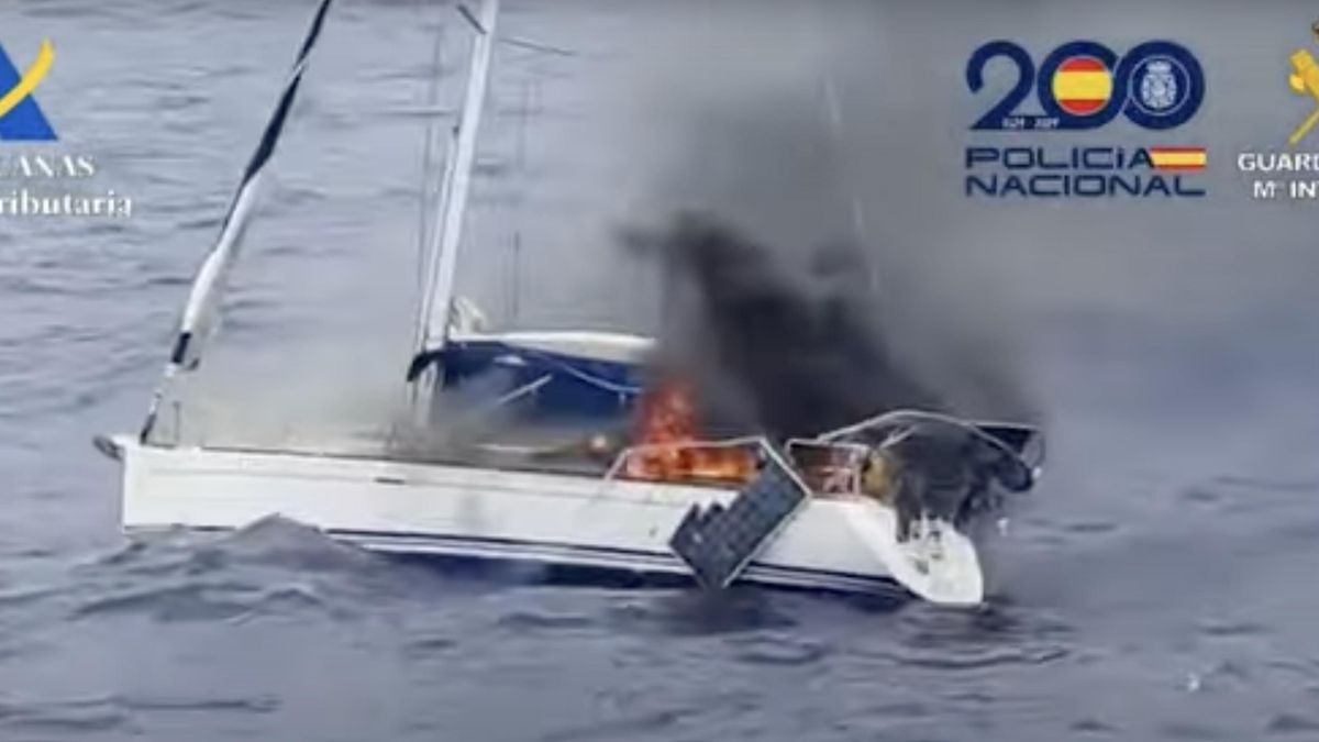 Incendio del velero cargado de cocaína cerca de Tenerife