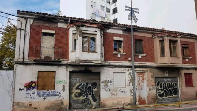 Casa en la Plaza Padre Severino Ibáñez con la calle Los Osorios, unos de los chalés de la polémica que ya son historia.
