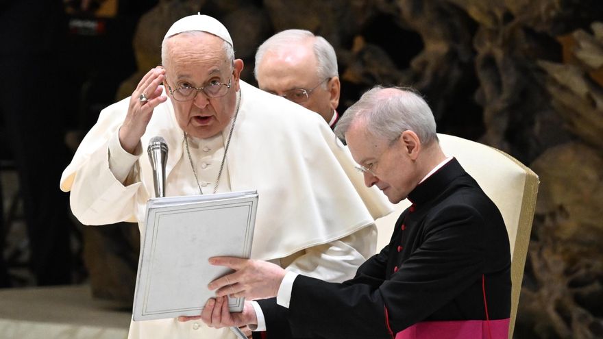 El Papa llama "hipócritas" a los que "se escandalizan" por bendecir a gays y no a empresarios explotadores