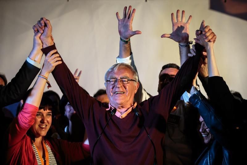Joan Ribó celebra la victoria junto al resto del equipo de Compromís en Valencia.