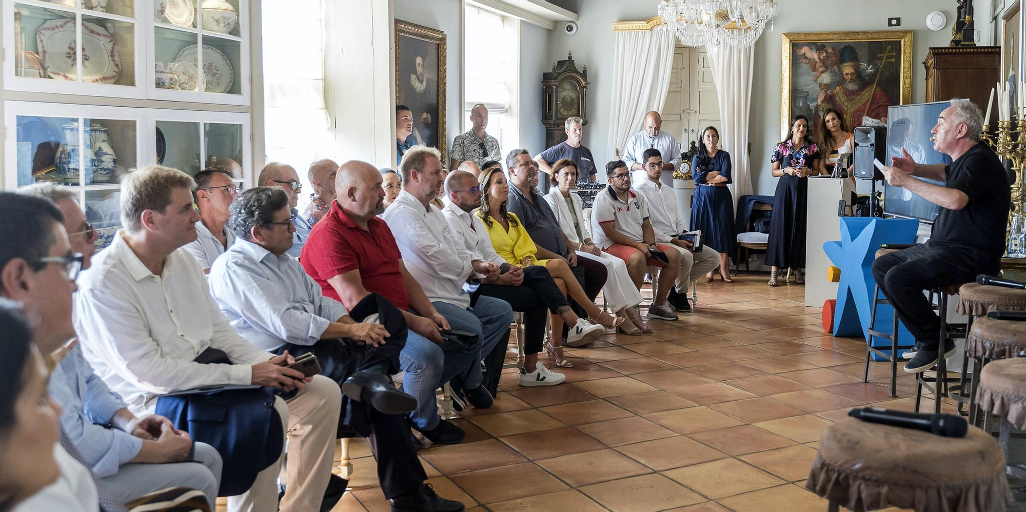 Reunión de Ferra Adriá con un nutrido grupo de empresarios y hosteleros de La Palma ,