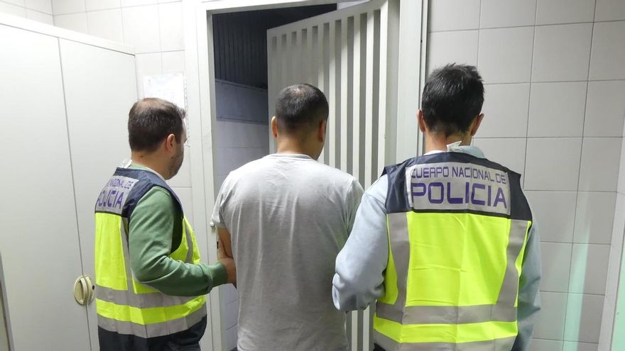 La Policía Nacional detiene en Bizkaia a una persona por estafa a Lanbide y a otra por robo, reclamada por Interpol