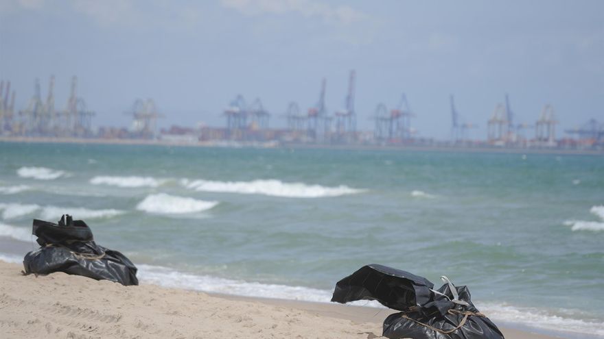 La Fiscalía abre una investigación por el vertido en las playas de l'Albufera y envía a la Guardia Civil en busca de pruebas