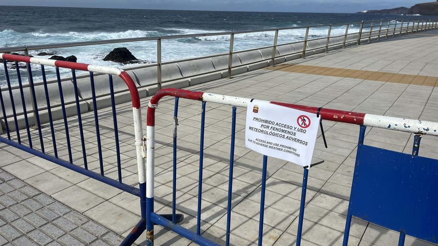 Paseo costero en Agaete, cerrado por mal tiempo.