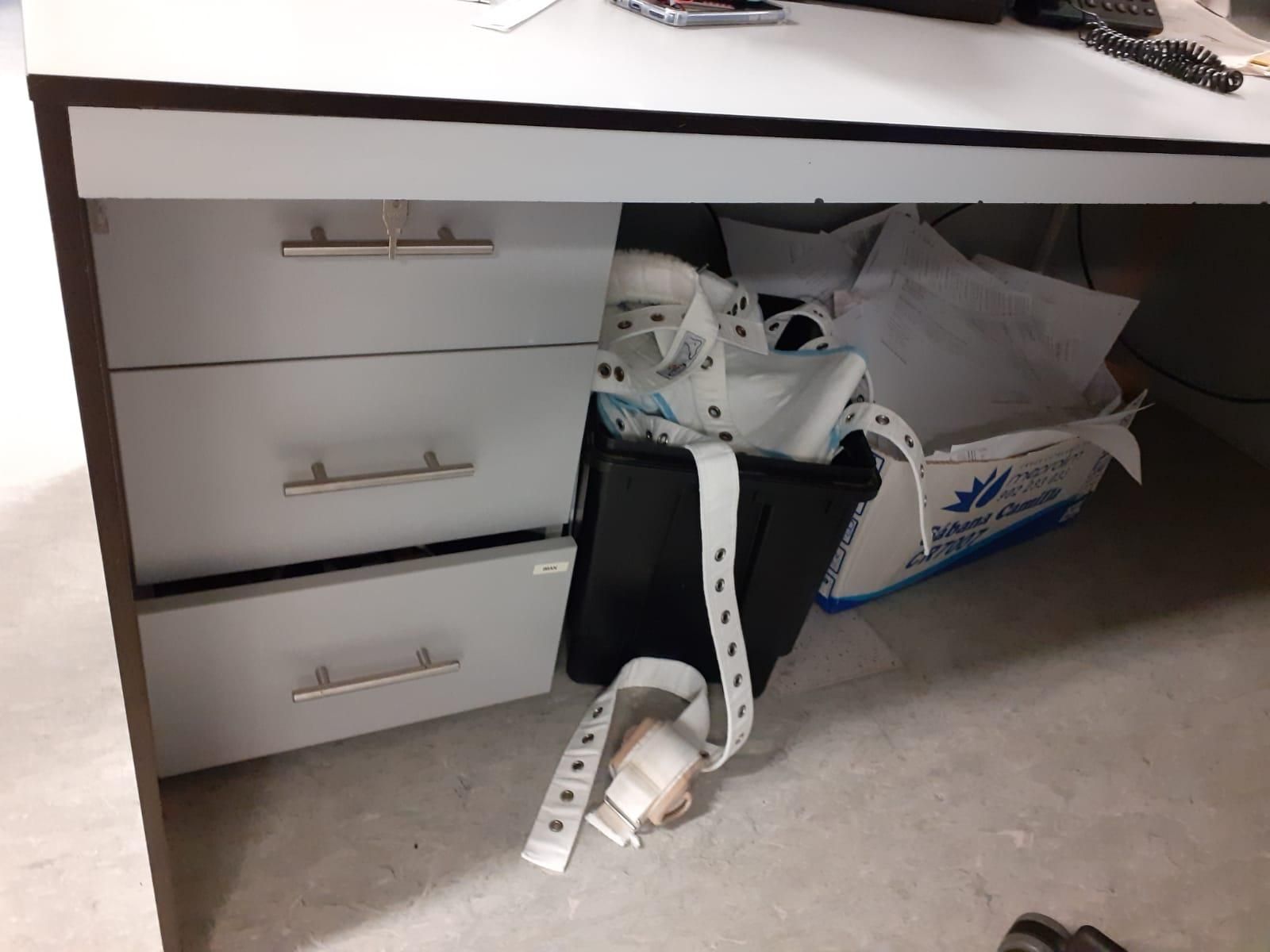 Basura acumulada en un centro de salud de Tenerife