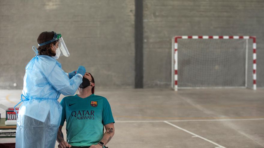 Una trabajadora sanitaria realiza una prueba PCR. EFE/Brais Lorenzo/Archivo
