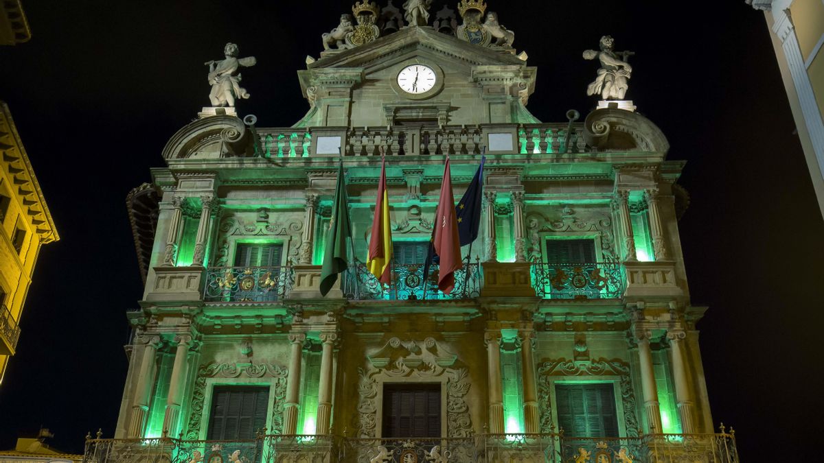 Archivo - Fachada del Ayuntamiento de Pamplona iluminada de verde