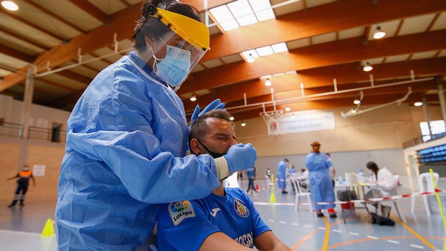 Realización de test covid masivos en el polideportivo de Almódovar del Río.