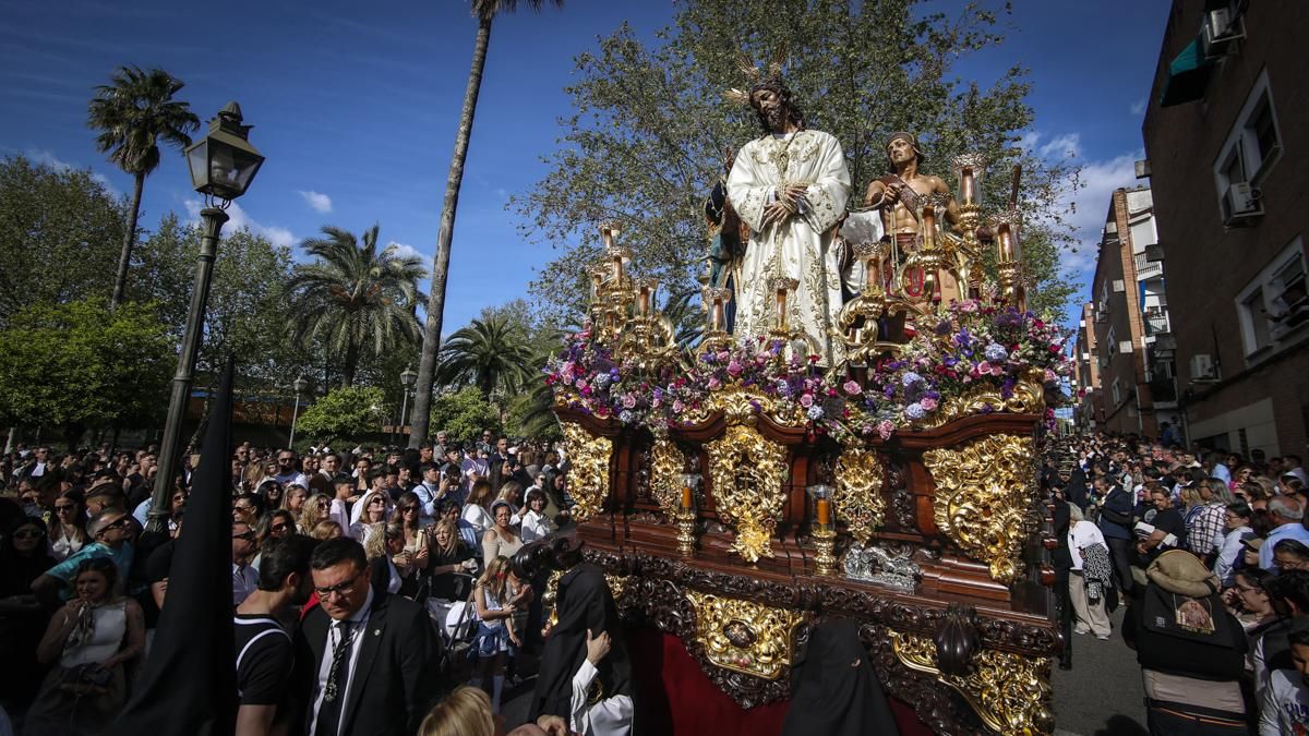 Salida procesional de la Hermandad del Amor, en imágenes
