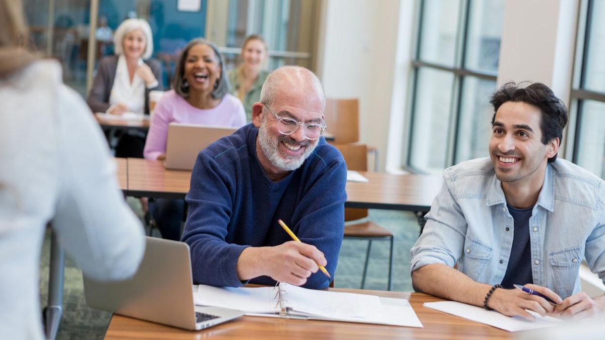 Banco Santander analiza cómo la Inteligencia Artificial revolucionará el empleo y la formación en todo el mundo