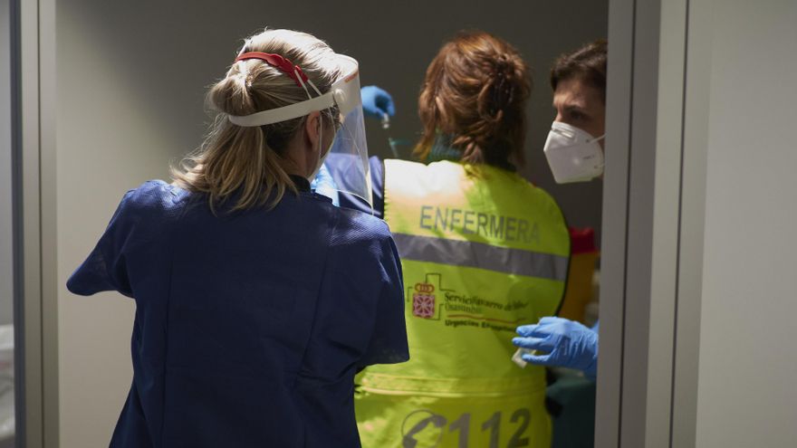 Tres trabajadoras sanitarias, en un centro de Refena donde se ha administrado la vacuna contra la COVID-19 a profesionales sociosanitarios, en Pamplona, Navarra (España), a 29 de diciembre de 2020. Navarra ha comenzado este martes a vacunar frente al Covi