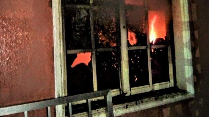 Imagen del incendio registrado en una  vivienda de Montaña Tenisca, en Los Llanos de Aridane, en la madrugada de este viernes.
