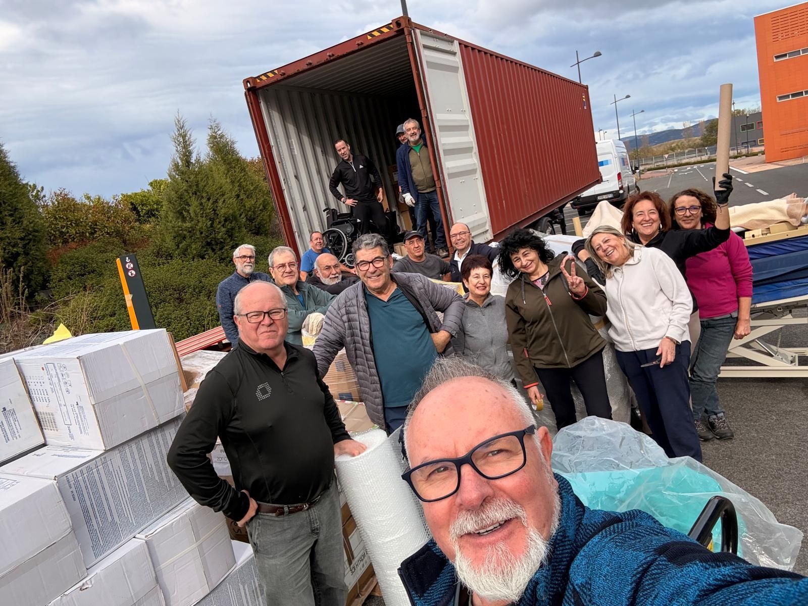 El equipo, durante la carga del material protésico enviado.