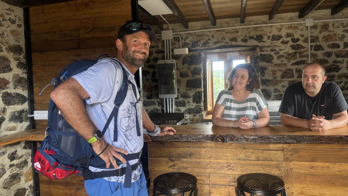 Un peregrino en la Taberna Alborada debajo de un hórreo en Premoño