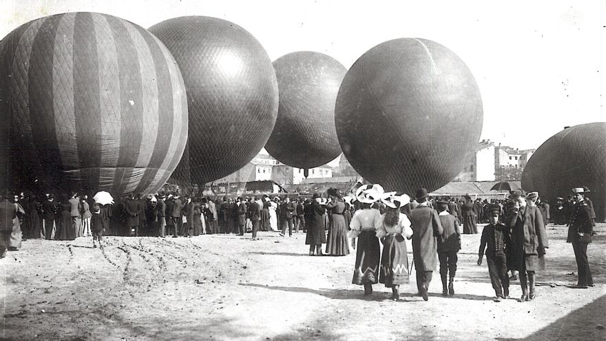 Preparación de globos aerostáticos durante la jornada de observación del eclipse de 1905 en Burgos.
