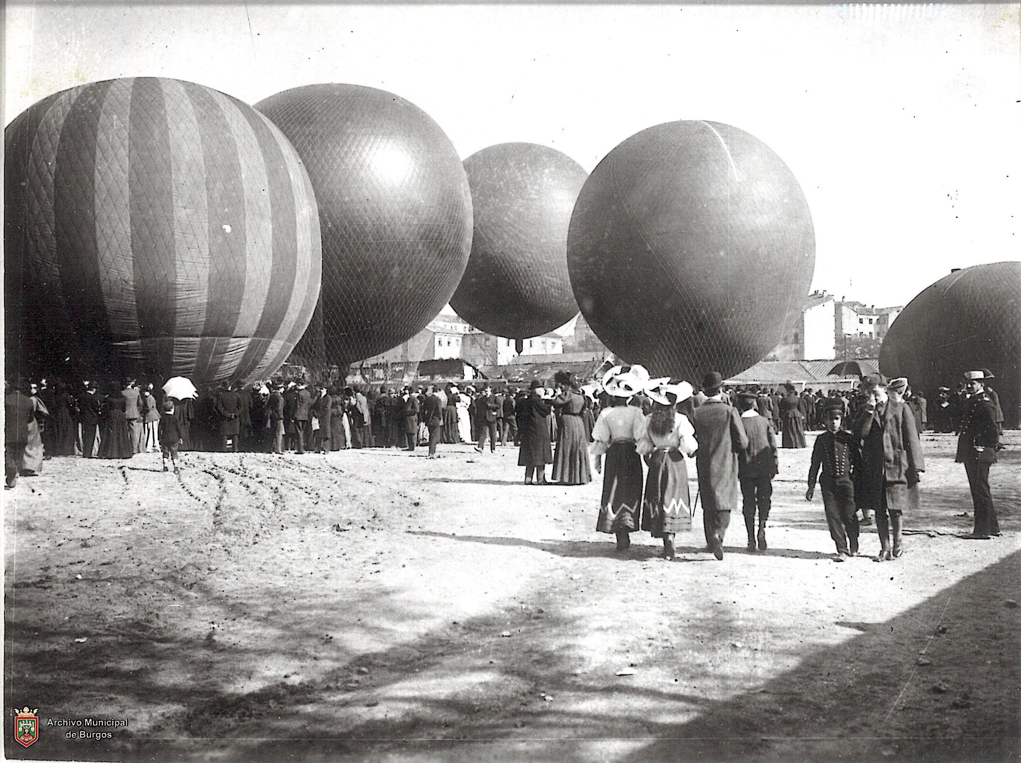 Preparación de globos aerostáticos durante la jornada de observación del eclipse de 1905 en Burgos.
