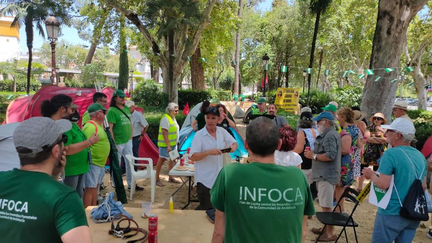 Trabajadores del Infoca acampados en señal de protesta frente a San Telmo.