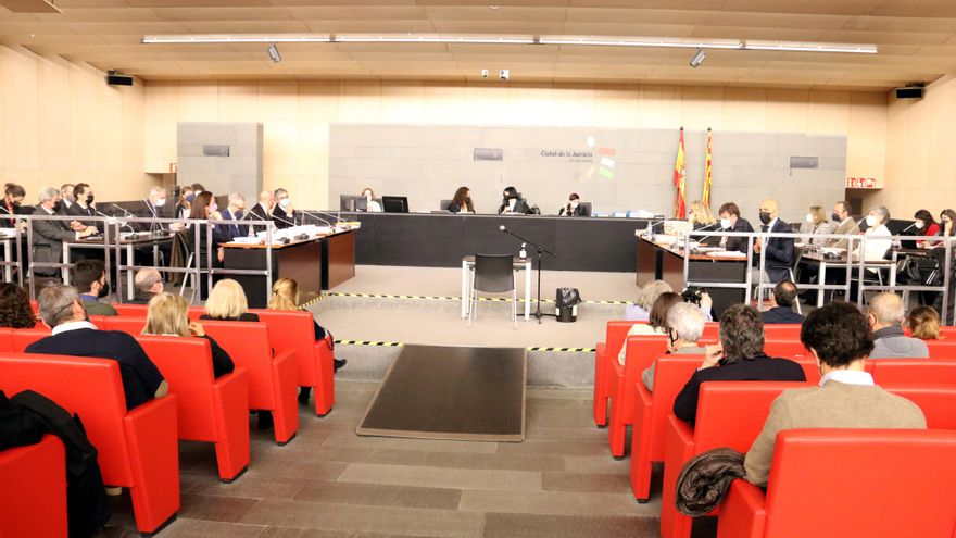 Empresarios admiten la trama corrupta de pisos turísticos en Barcelona y que amenazaron a una concejal