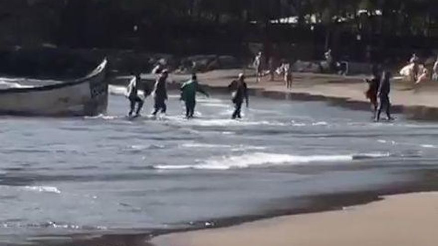 Canarias recibe cinco pateras más en una jornada marcada por un ataque racista contra una instalación de acogida de menores extranjeros no acompañados