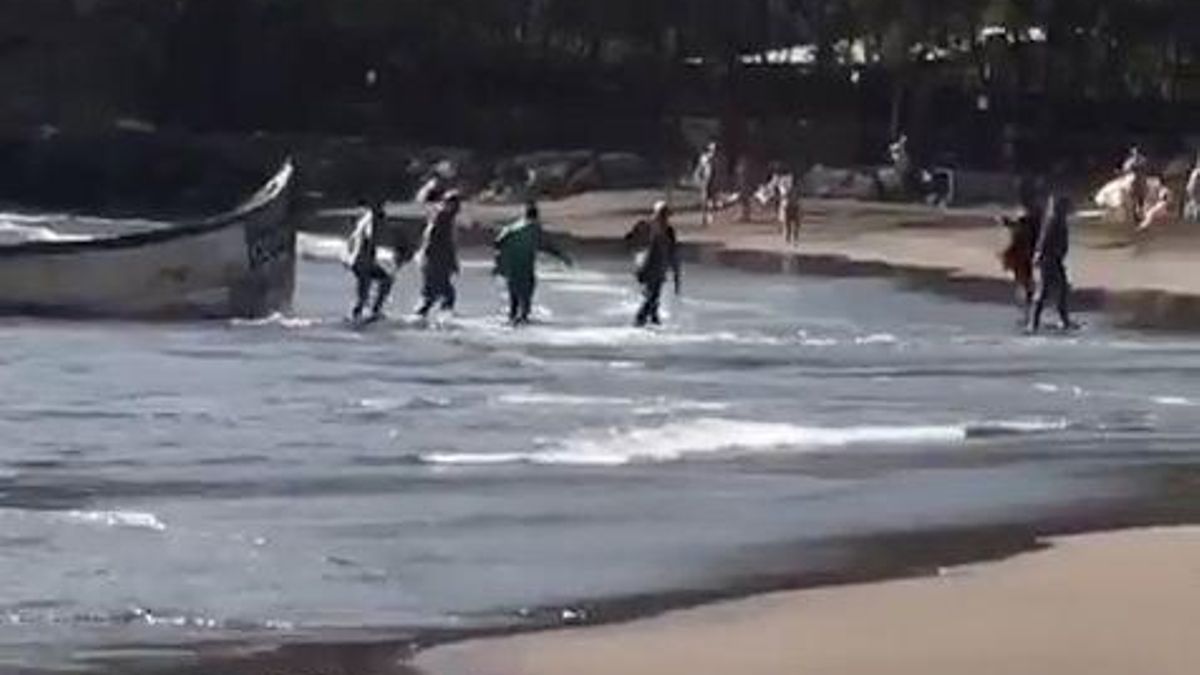 Migrantes desembarcado en la playa de Veneguera, en Gran Canaria