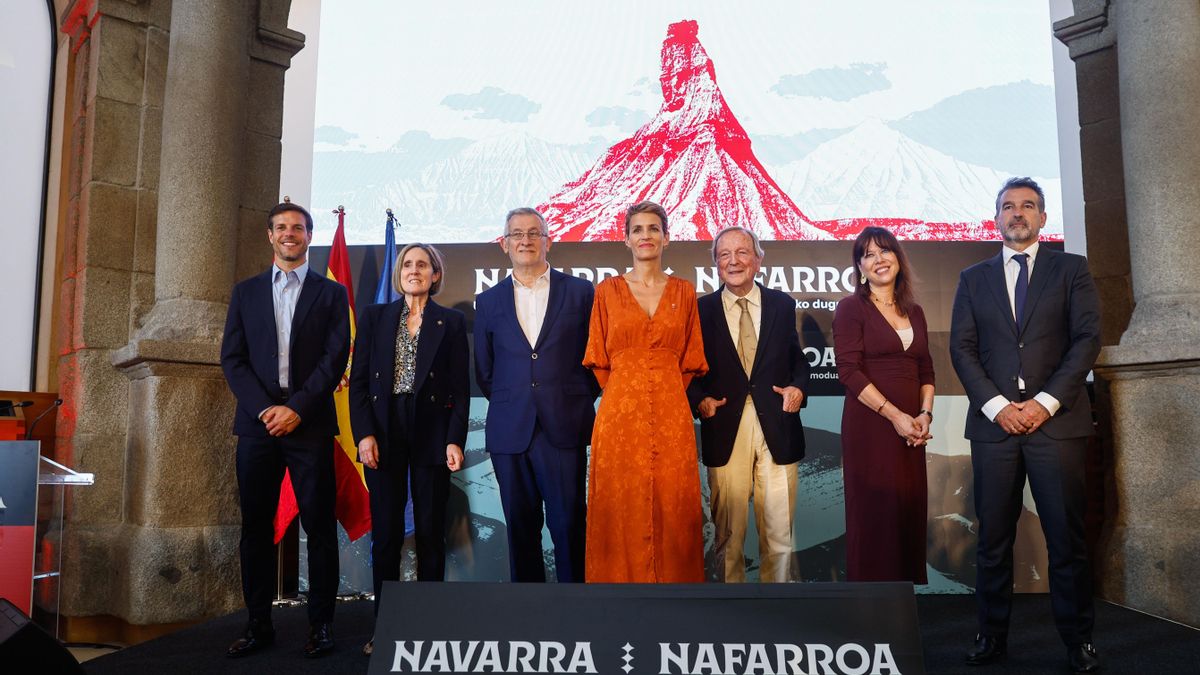 La Presidenta Chivite y el vicepresidente primero, Félix Taberna, junto a Cesar Azpilicueta, Isabel Sola, Rafael Moneo, María Moya y Rafael Rodríguez.