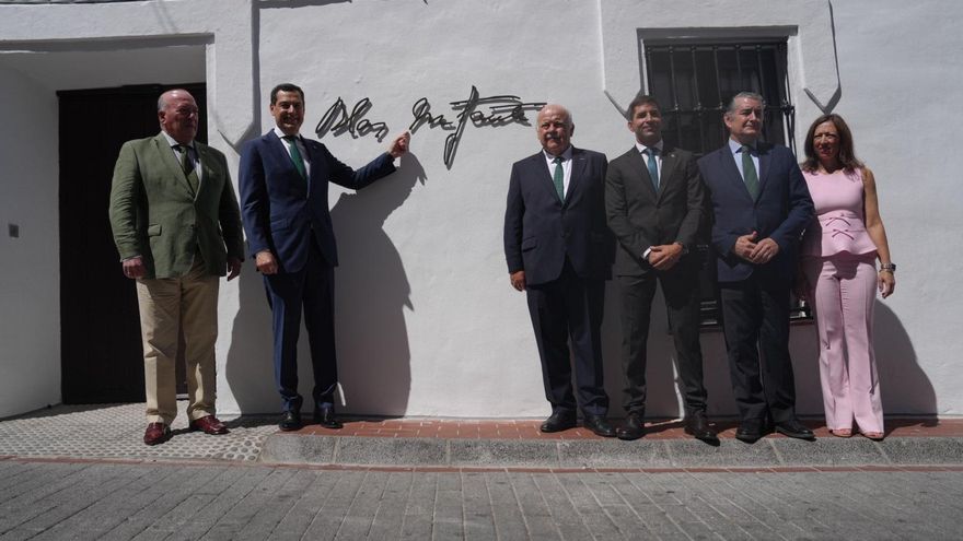 El presidente de la Junta de Andalucía, Juanma Moreno, y el presidente del Parlamento, Jesús Aguirre, han inaugurado este lunes en Casares (Málaga) la ampliación de la casa natal de Blas Infante