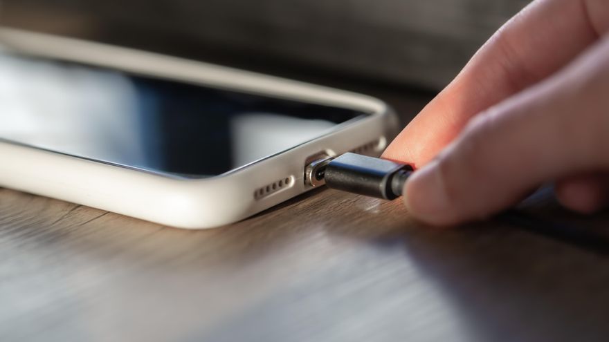 Cargar la batería del móvil de forma segura: en qué superficies puedes dejarlo mientras carga y cuáles evitar