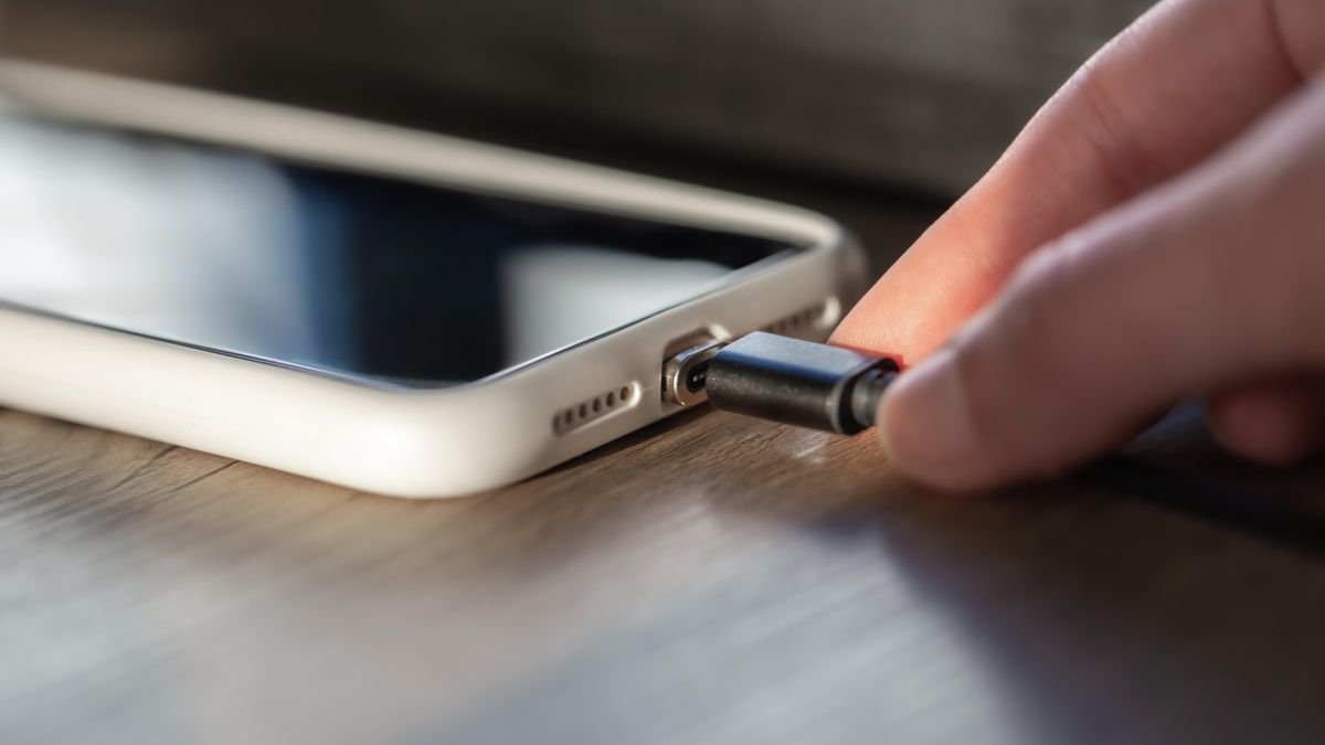 Cargar la batería del móvil de forma segura: en qué superficies puedes dejarlo mientras carga y cuáles evitar