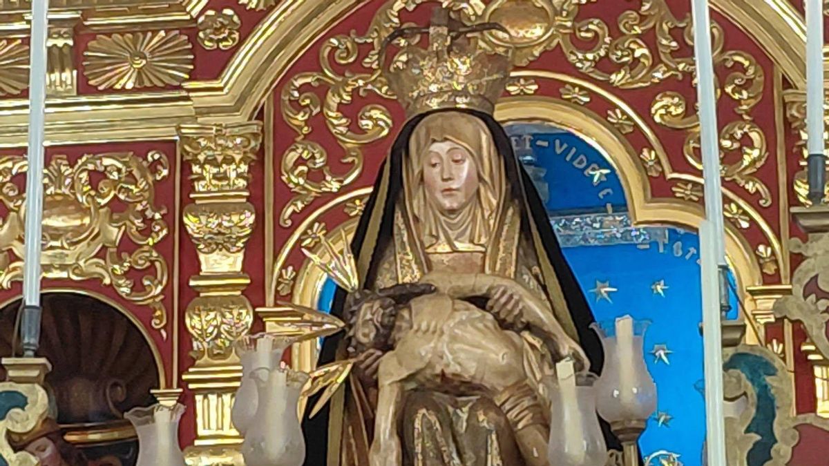 La Virgen de las Angustias procesiona, por primera vez, sin el sillón barroco